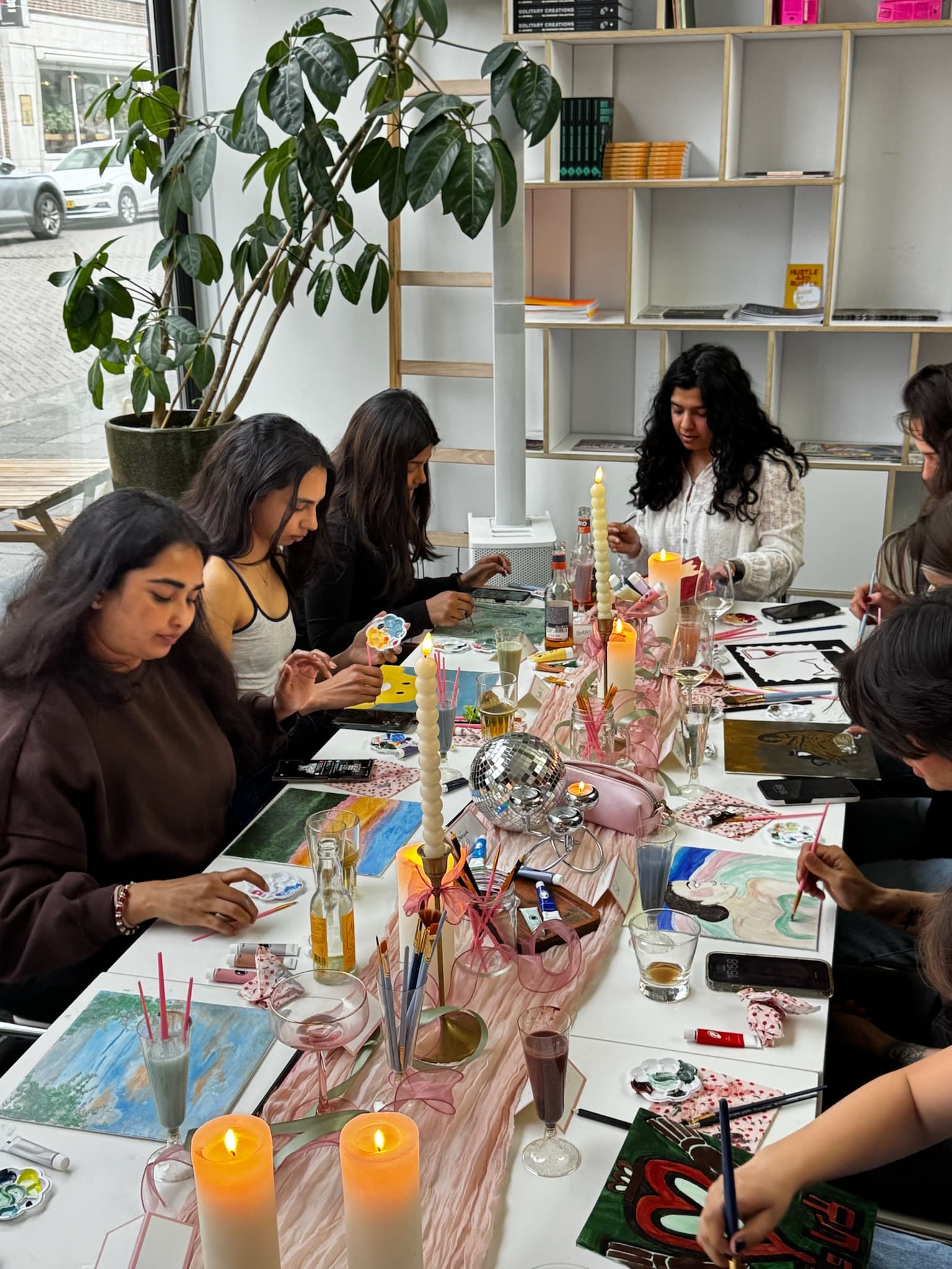 Gül's finished piece, candlelit — The Link, Rotterdam